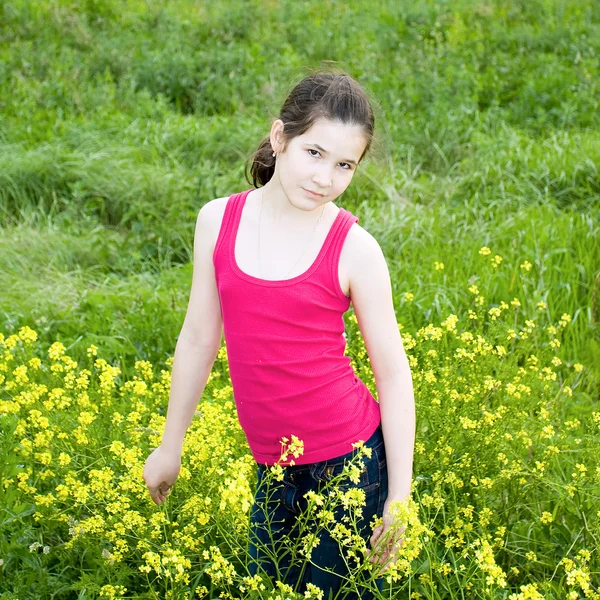 Красива маленька дівчинка на відкритому повітрі — стокове фото