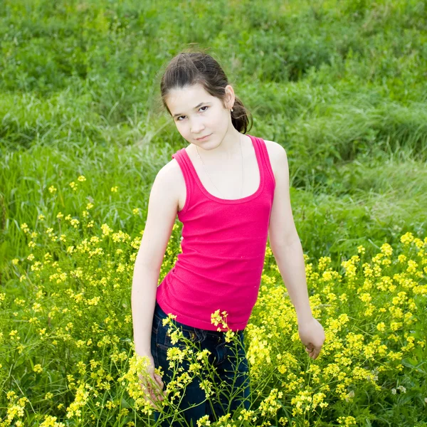 Krásná holčička venkovní — Stock fotografie