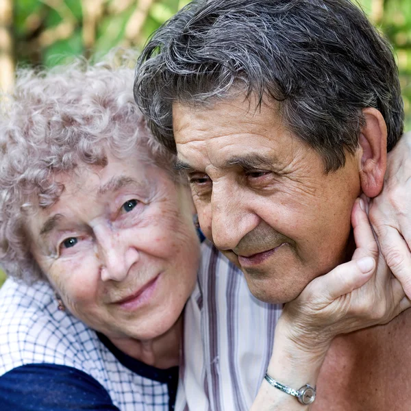 Accoglienza reale di abbracci anziani — Foto Stock