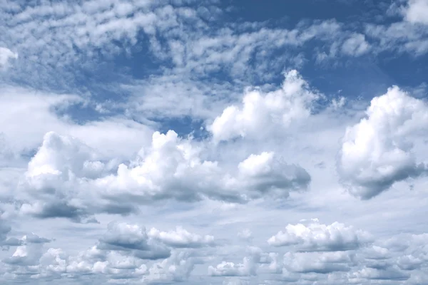 Abstrakte skyer på den blå himmelen – stockfoto