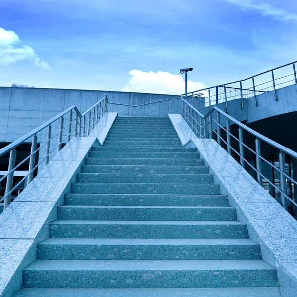 Metro istasyonundaki mavi merdiven. — Stok fotoğraf