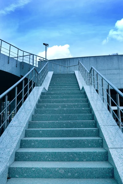 Escadaria azul na estação de metro — Fotografia de Stock