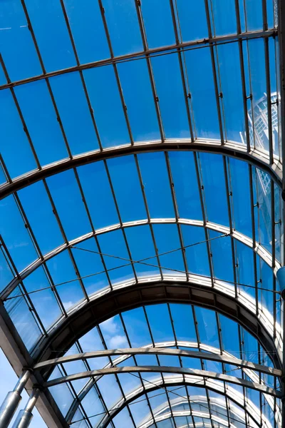 Синяя абстрактная крыша внутри офисного центра — стоковое фото