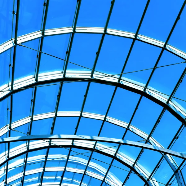 Синяя абстрактная крыша внутри офисного центра — стоковое фото