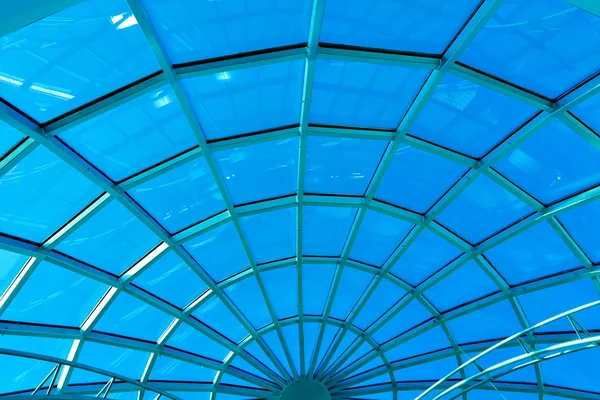 Salão diminuindo azul dentro da estação de metro — Fotografia de Stock