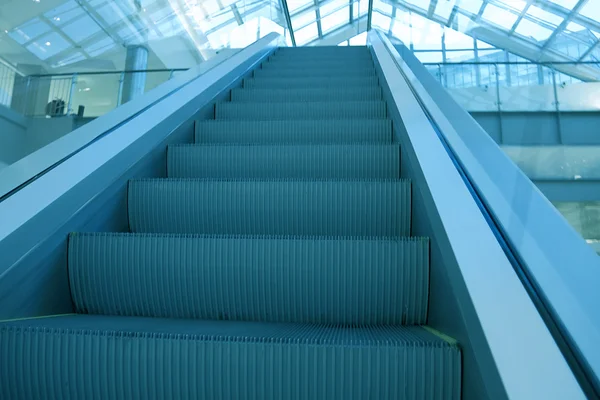Movendo escada rolante no aeroporto — Fotografia de Stock