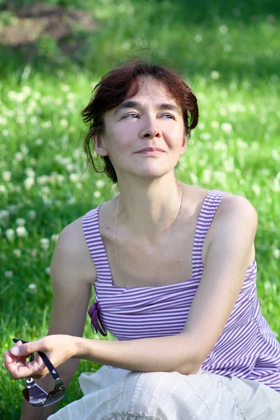 Портрет счастливой женщины, отдыхающей в осеннем парке — стоковое фото
