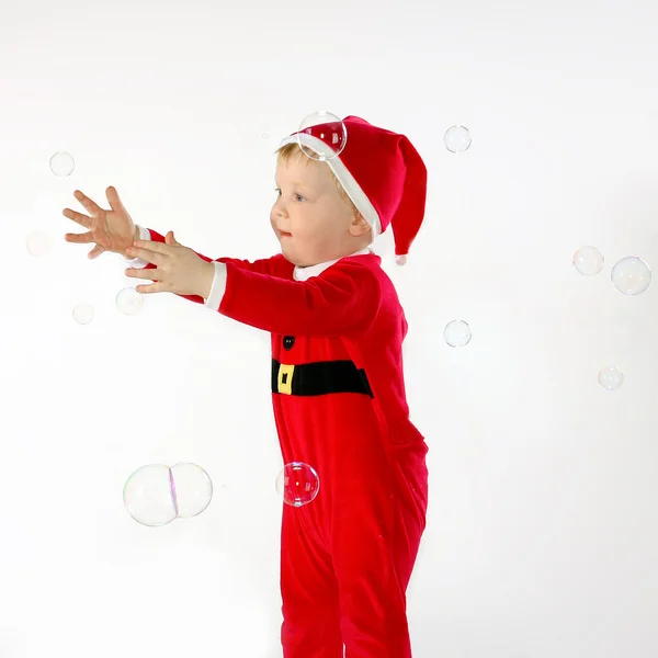 いくつかの石鹸の泡をキャッチしようと小さな男の子 — ストック写真