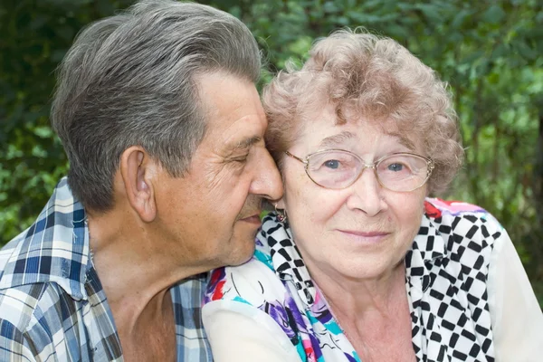 Werkelijke blijdschap van ouderen knuffelen — Stockfoto