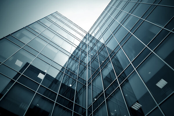 Современные стеклянные силуэты небоскребов ночью
