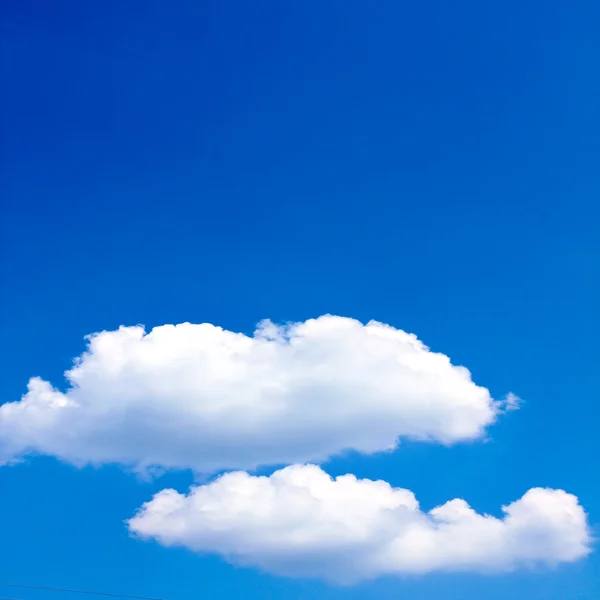 Красива блакитна стрічка з хмарами — стокове фото
