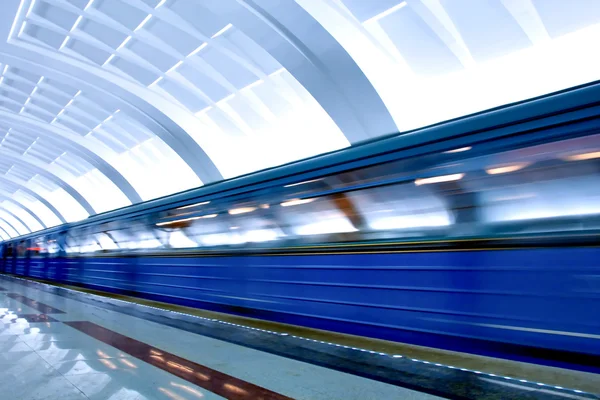 Comboio em movimento na estação subterrânea — Fotografia de Stock