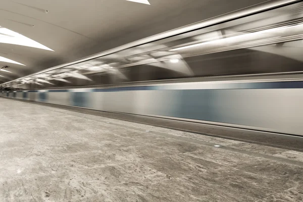 Flytta tåget på underground station — Stockfoto