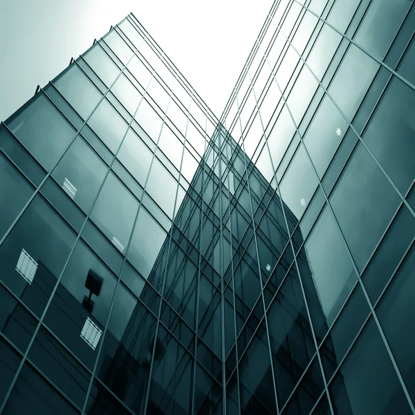 Siluetas modernas de cristal de rascacielos por la noche —  Fotos de Stock