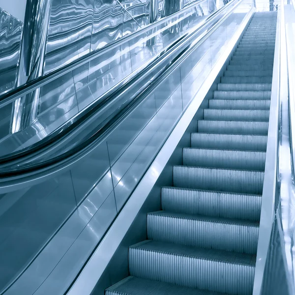 Vista prospectiva para a escada rolante em movimento na estação de metro — Fotografia de Stock