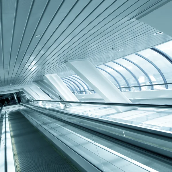 Перспективний вид на рухомий ескалатор на станції метро — стокове фото