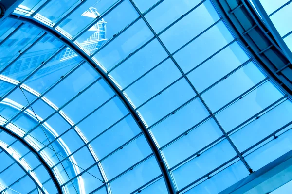 Over blauwe hemel plafond — Stockfoto