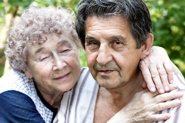 Skutečnou radostí starších objímání — Stock fotografie