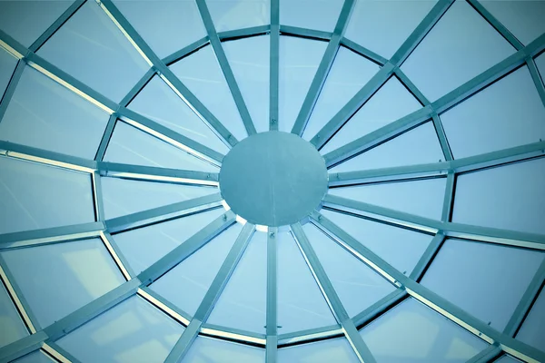 Потолок над голубым небом — стоковое фото