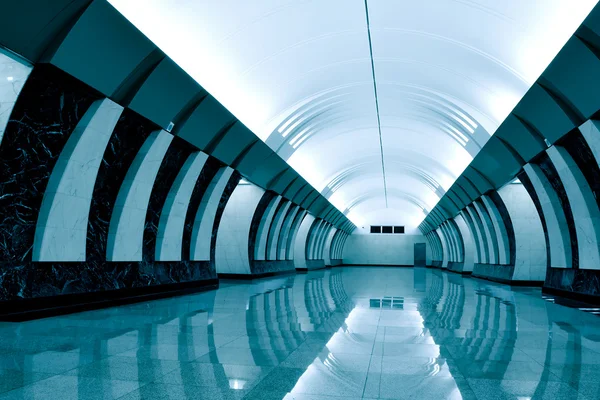 Metrostation mit fahrendem Zug — Stockfoto