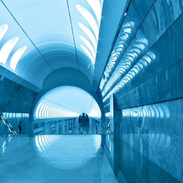 Станция метро с движущимся поездом — стоковое фото