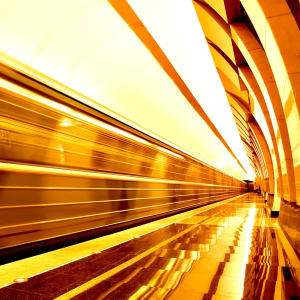 Zlatá cesta z jedoucího vlaku v pohybu — Stock fotografie