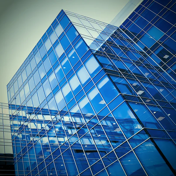 Abstracte glazen gebouw 's nachts — Stockfoto