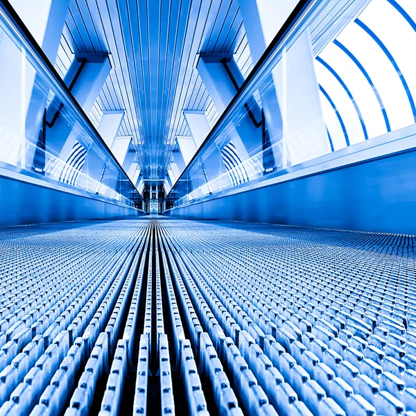 Azul moderno escada rolante no centro de negócios — Fotografia de Stock