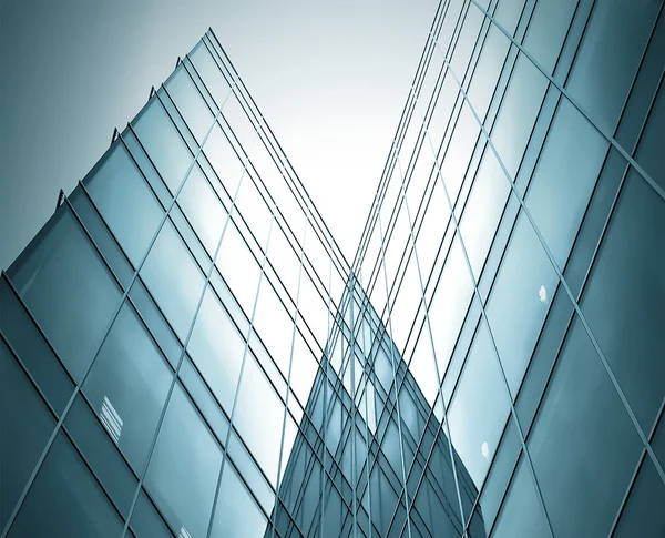 Siluetas de vidrio de rascacielos por la noche — Foto de Stock