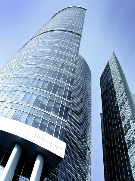 Modern bina cephesi, mavi gökyüzünün yansıması ile — Stok fotoğraf
