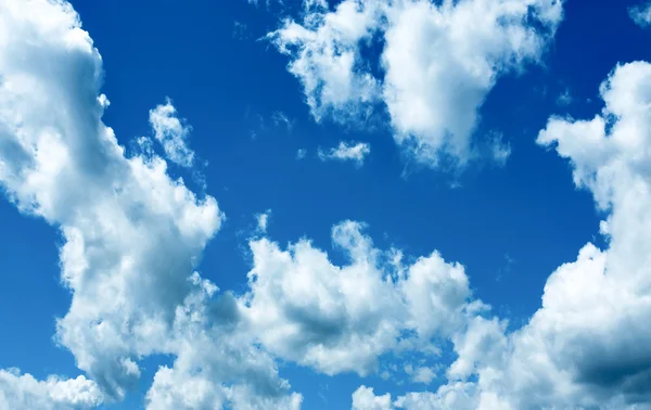 Mooie hemelsblauwe met wolken — Stockfoto