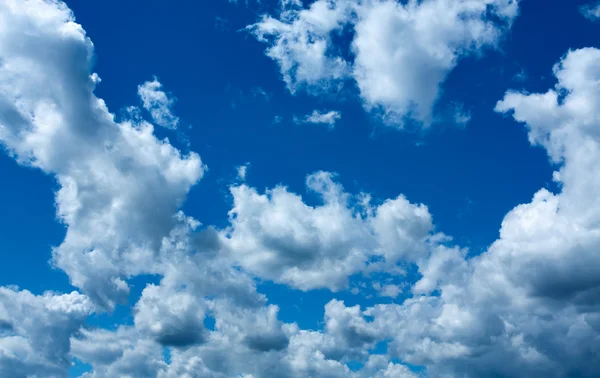 Güzel mavi gökyüzü bulutlu — Stok fotoğraf