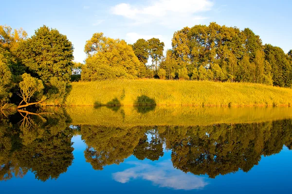 Symmetrische reflectie in lake — Stockfoto