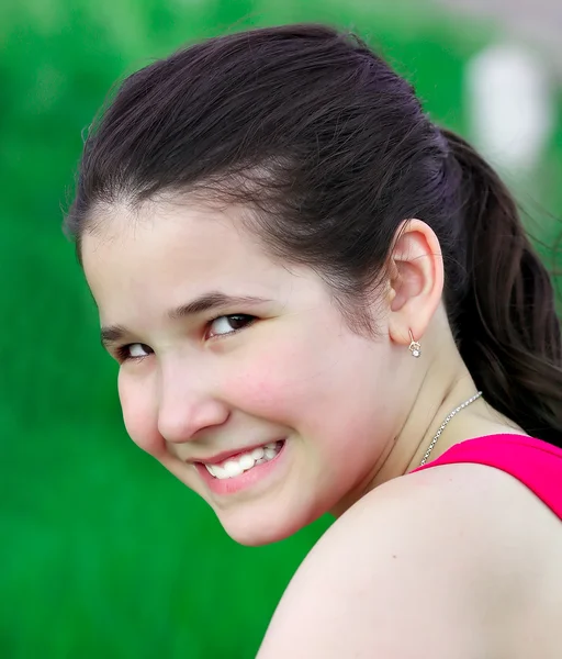 푸른 잔디 위에 신선한 여성 얼굴의 아름 다운 미소 — 스톡 사진