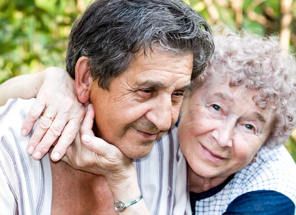 Werkelijke blijdschap van ouderen knuffelen — Stockfoto