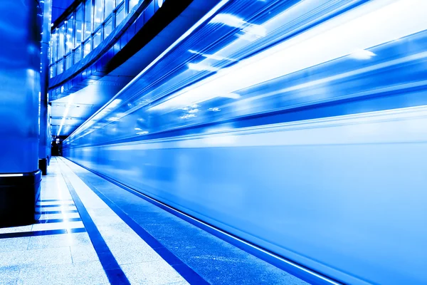 Snabba tåg i rörelse av motion — Stockfoto
