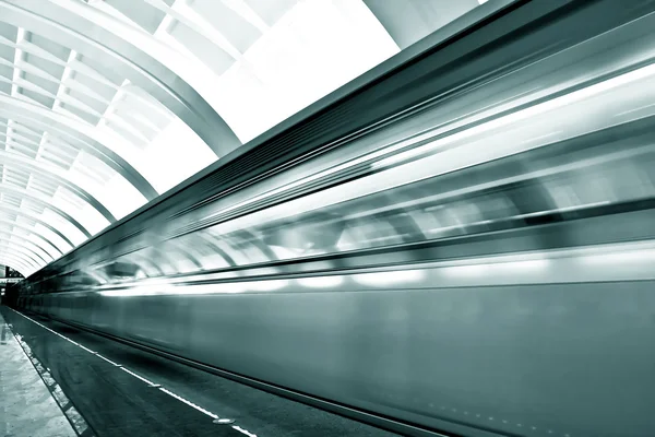 Snel rijdende trein door beweging — Stockfoto