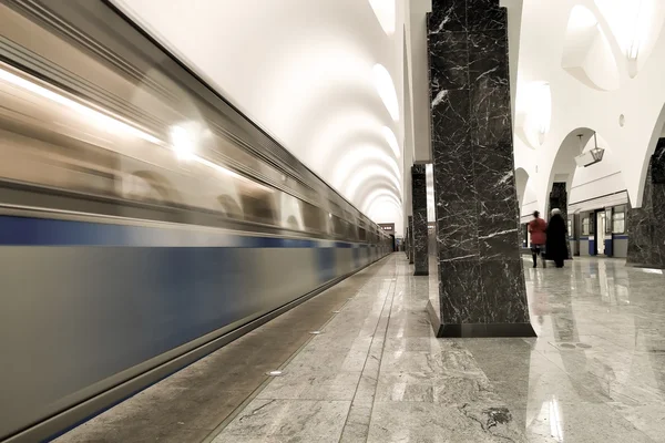 列と動いている列車と地下鉄 platfom — ストック写真