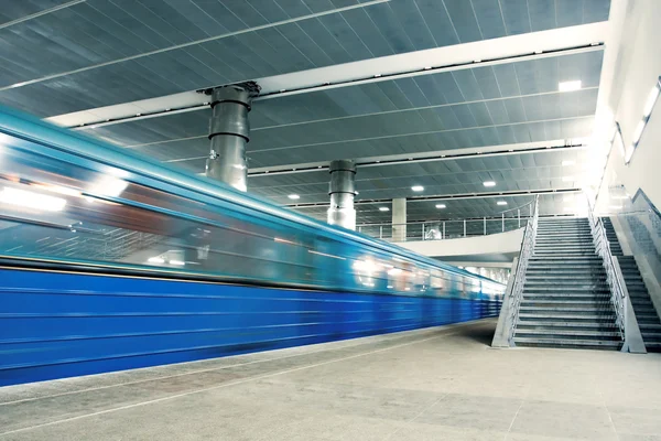 Blauwe rijdende trein met trap — Stockfoto