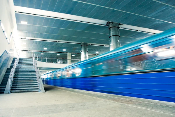 Blå tåg i rörelse med trappa — Stockfoto