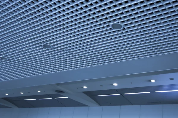 Текстурированный потолок внутри аэропорта — стоковое фото