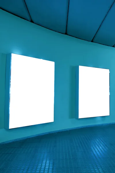 Lege frames op blauwe muur — Stockfoto