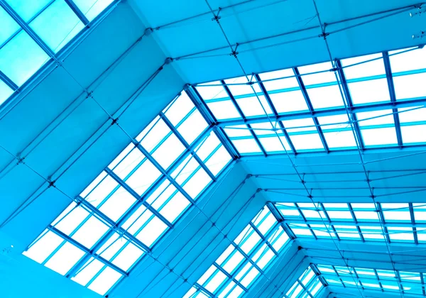 ショッピング モール内の織り目加工の天井 — ストック写真