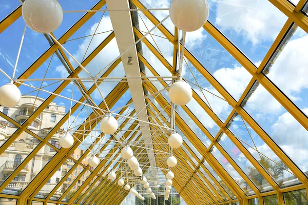 光沢のあるきれいな廊下内部天井 — ストック写真