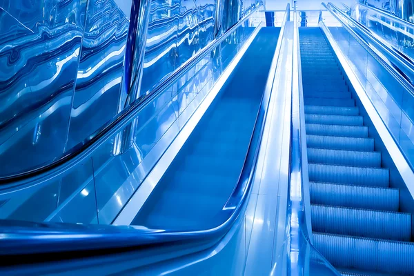 Μπλε σύγχρονη κυλιόμενες σκάλες στο επιχειρηματικό κέντρο — Φωτογραφία Αρχείου
