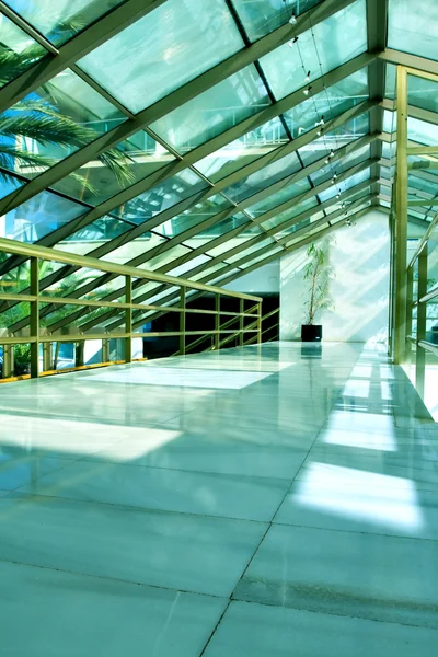 Temiz koridor içinde parlak tavan — Stok fotoğraf
