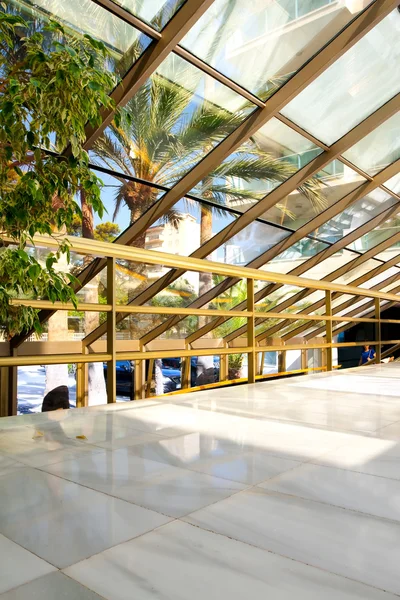 Temiz koridor içinde parlak tavan — Stok fotoğraf