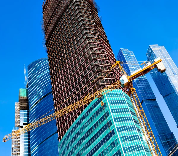 Bau eines mehrstöckigen Gebäudes — Stockfoto