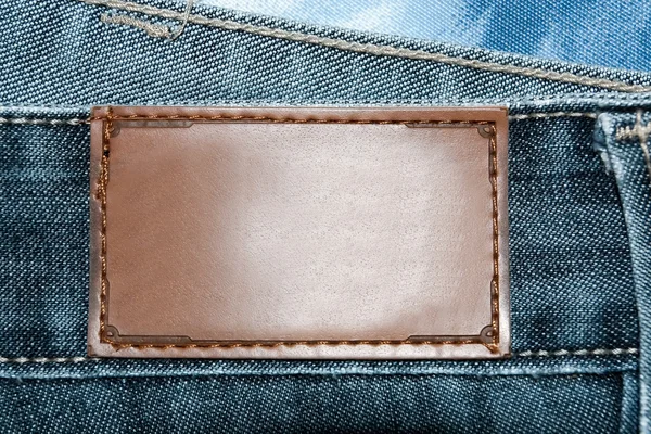 Kumaş izole kahverengi deri jeans etiket — Stok fotoğraf