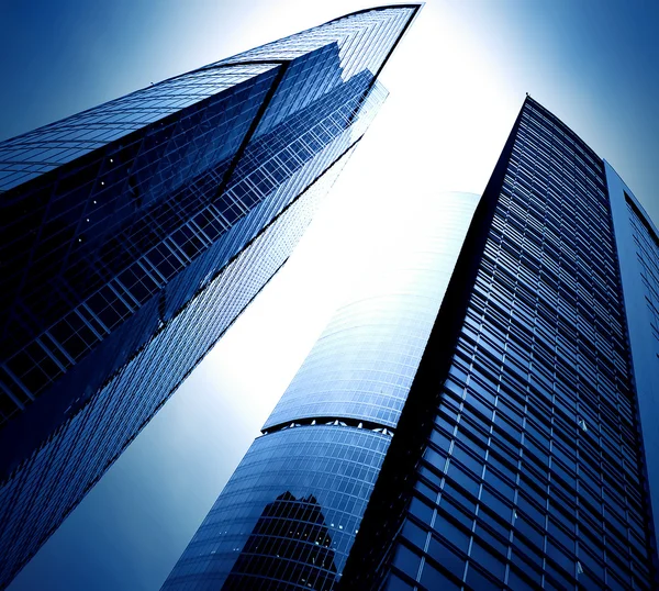 夜にガラス張りのモダンなビジネス高層ビル ストック写真